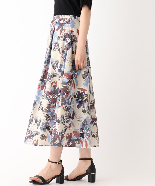 OPAQUE.CLIP(オペークドットクリップ)の「◆ビッグフラワープリントフレアスカート【洗濯機洗い可/イージーケア】(スカート・レディース・ベージュ系その他4/ブルー系5・40/38)」の7枚目の写真