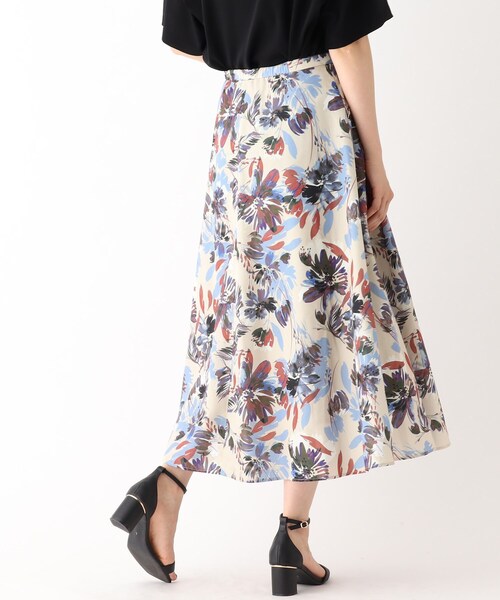 OPAQUE.CLIP(オペークドットクリップ)の「◆ビッグフラワープリントフレアスカート【洗濯機洗い可/イージーケア】(スカート・レディース・ベージュ系その他4/ブルー系5・40/38)」の8枚目の写真