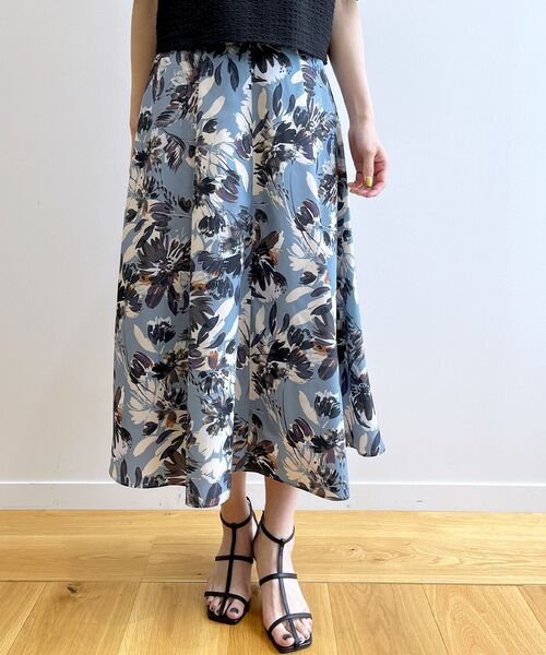 OPAQUE.CLIP(オペークドットクリップ)の「◆ビッグフラワープリントフレアスカート【洗濯機洗い可/イージーケア】(スカート・レディース・ベージュ系その他4/ブルー系5・40/38)」の19枚目の写真
