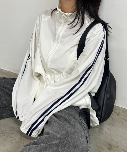 OLIVE des OLIVE（オリーブデオリーブ）の「ラインスリーブシャカシャカブルゾン　1032070070（ブルゾン・レディース・オフホワイト/ネイビー・FREE）」の2枚目の写真