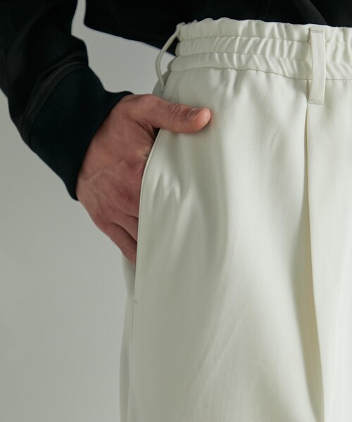 UNITED TOKYO（ユナイテッドトウキョウ）の「60/2 スーピマコットンチノパンツ（チノパンツ・メンズ・ダークグレー/ブラウン/オフホワイト・1/2）」の17枚目の写真