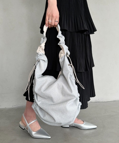 un+frame（アンフレーム）の「shirring glitter shoulder bag／シャーリングドロストショルダーラメバッグ（ショルダーバッグ・レディース・シルバー/ホワイト/ブラック・FREE）」の2枚目の写真