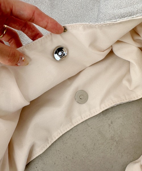 un+frame（アンフレーム）の「shirring glitter shoulder bag／シャーリングドロストショルダーラメバッグ（ショルダーバッグ・レディース・シルバー/ホワイト/ブラック・FREE）」の15枚目の写真