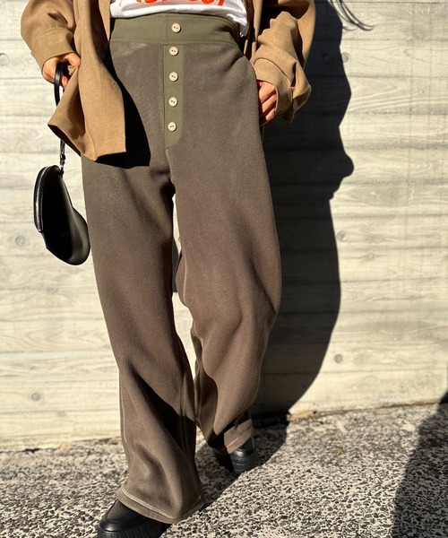 mi via loca（ミヴィアロカ）の「Vintageライク ボタン布帛使い フリースボア イージーパンツ（その他パンツ・レディース・チャコールグレー/ベージュ/ピンク・FREE）」の2枚目の写真