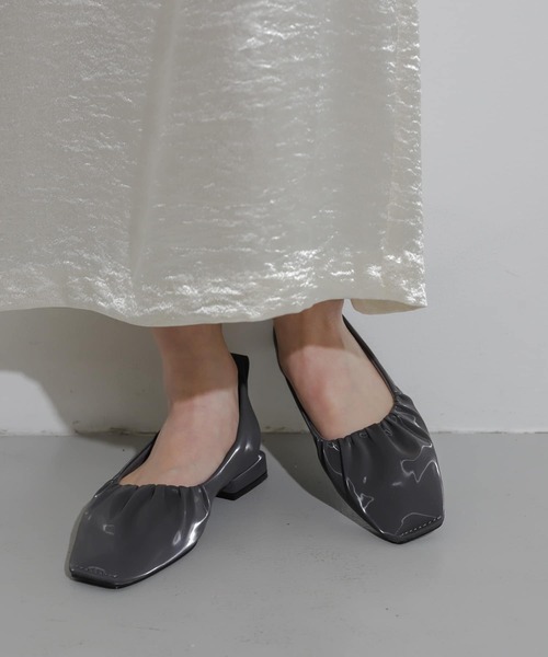 SENSE OF PLACE by URBAN RESEARCH(センスオブプレイスバイアーバンリサーチ)の「シャイニーギャザーフラットシューズ(パンプス・レディース・チャコールグレー/イエロー/ブラック・MEDIUM/SMALL/LARGE)」の4枚目の写真