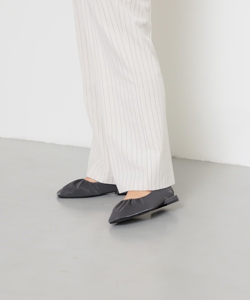 SENSE OF PLACE by URBAN RESEARCH(センスオブプレイスバイアーバンリサーチ)の「シャイニーギャザーフラットシューズ(パンプス・レディース・チャコールグレー/イエロー/ブラック・MEDIUM/SMALL/LARGE)」の10枚目の写真