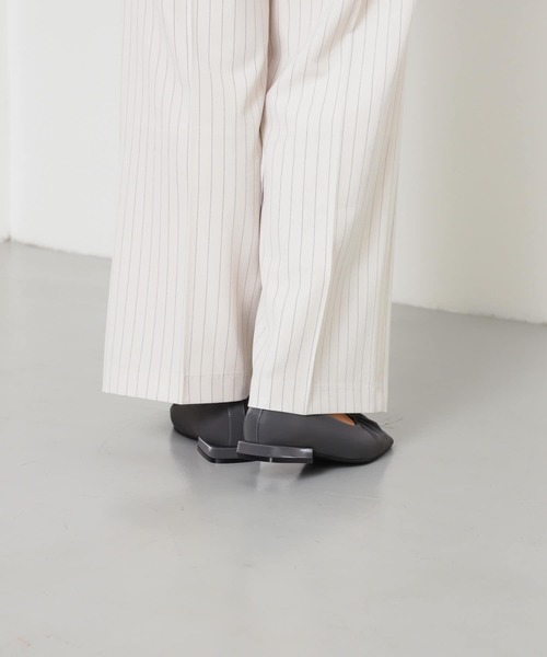 SENSE OF PLACE by URBAN RESEARCH(センスオブプレイスバイアーバンリサーチ)の「シャイニーギャザーフラットシューズ(パンプス・レディース・チャコールグレー/イエロー/ブラック・MEDIUM/SMALL/LARGE)」の13枚目の写真