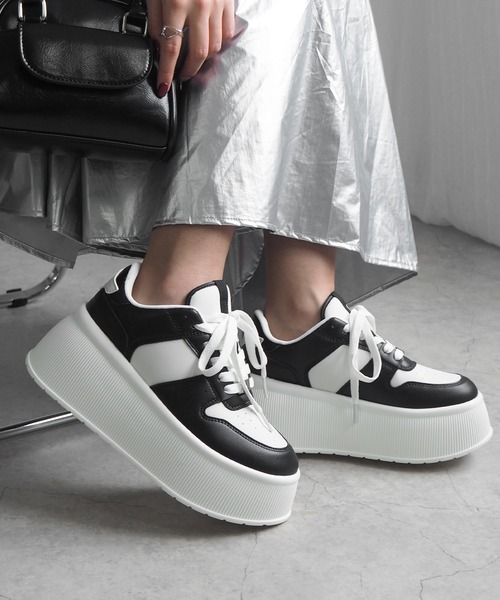 minia（ミニア）の「トラックソールローカットスニーカー（スニーカー・レディース・ホワイト×ブラック/ブラック/ホワイト・M/S/LL/L）」の3枚目の写真