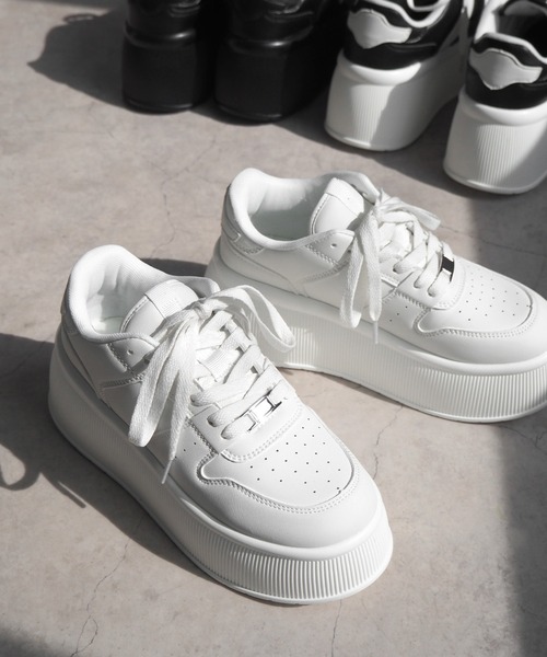 minia（ミニア）の「トラックソールローカットスニーカー（スニーカー・レディース・ホワイト×ブラック/ブラック/ホワイト・M/S/LL/L）」の2枚目の写真