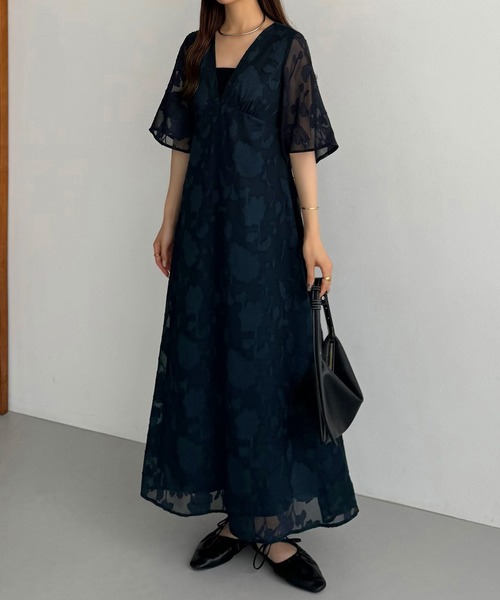 callautia（カラウティア）の「シアーフラワージャガードVネック