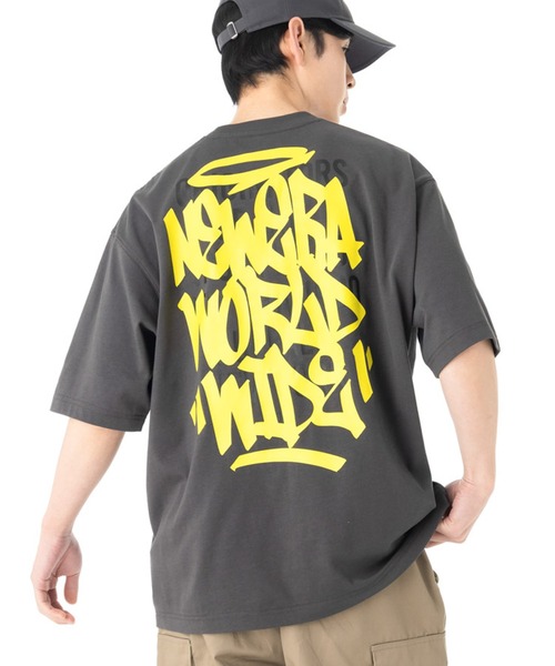 NEW ERA(ニューエラ)の「ニューエラ 半袖Tシャツ オーバーサイズ ONSPOTZ別注(Tシャツ/カットソー・メンズ・ブラック/ホワイト/ダークグレー/パープル/オフホワイト/ネイビー/オリーブ/ホワイト系その他2/ブラック系その他/ネイビー系/グレー系その他/ホワイト系その他・XL/L/M/XXL/S)」の8枚目の写真