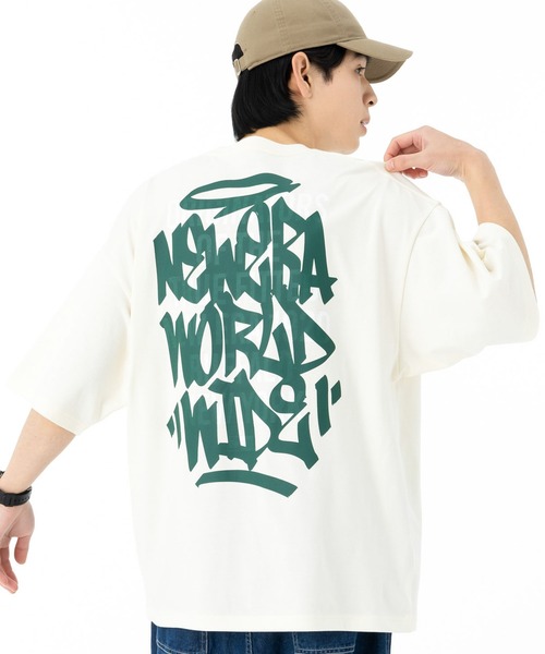 NEW ERA(ニューエラ)の「ニューエラ 半袖Tシャツ オーバーサイズ ONSPOTZ別注(Tシャツ/カットソー・メンズ・ブラック/ホワイト/ダークグレー/パープル/オフホワイト/ネイビー/オリーブ/ホワイト系その他2/ブラック系その他/ネイビー系/グレー系その他/ホワイト系その他・XL/L/M/XXL/S)」の3枚目の写真