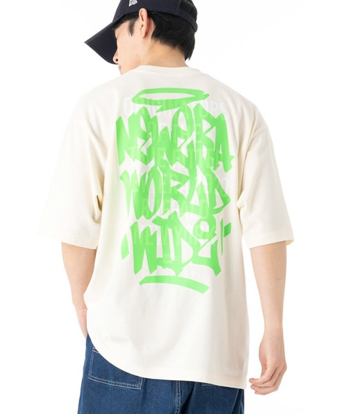 NEW ERA(ニューエラ)の「ニューエラ 半袖Tシャツ オーバーサイズ ONSPOTZ別注(Tシャツ/カットソー・メンズ・ブラック/ホワイト/ダークグレー/パープル/オフホワイト/ネイビー/オリーブ/ホワイト系その他2/ブラック系その他/ネイビー系/グレー系その他/ホワイト系その他・XL/L/M/XXL/S)」の4枚目の写真