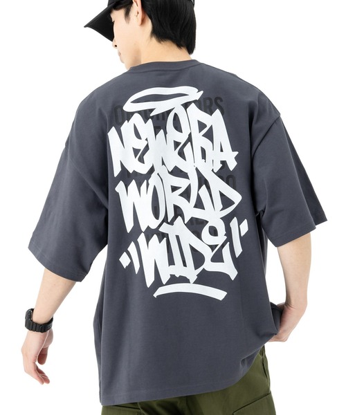 NEW ERA(ニューエラ)の「ニューエラ 半袖Tシャツ オーバーサイズ ONSPOTZ別注(Tシャツ/カットソー・メンズ・ブラック/ホワイト/ダークグレー/パープル/オフホワイト/ネイビー/オリーブ/ホワイト系その他2/ブラック系その他/ネイビー系/グレー系その他/ホワイト系その他・XL/L/M/XXL/S)」の7枚目の写真