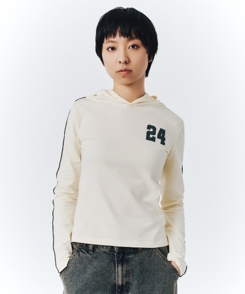 FCMM(エフシーエムエム)の「【日本限定アイテム】NUMBERING HOOD L/S TEE/ナンバーリンクフーディーティシャツ(Tシャツ/カットソー・レディース・チャコール/ホワイト・SMALL/MEDIUM)」の2枚目の写真