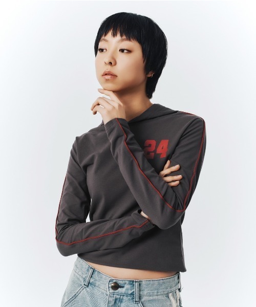 FCMM(エフシーエムエム)の「【日本限定アイテム】NUMBERING HOOD L/S TEE/ナンバーリンクフーディーティシャツ(Tシャツ/カットソー・レディース・チャコール/ホワイト・SMALL/MEDIUM)」の1枚目の写真