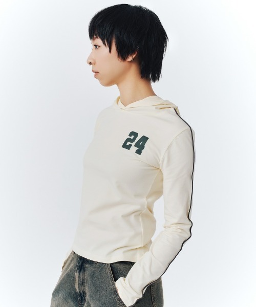 FCMM(エフシーエムエム)の「【日本限定アイテム】NUMBERING HOOD L/S TEE/ナンバーリンクフーディーティシャツ(Tシャツ/カットソー・レディース・チャコール/ホワイト・SMALL/MEDIUM)」の3枚目の写真