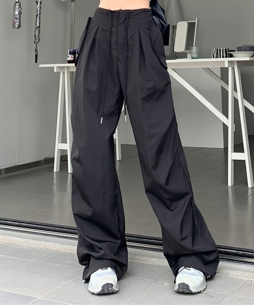 LAFFMO（ラフモ）の「ナイロンカーゴワイドパンツ（その他パンツ・レディース・ブラック/ダークグレー・F）」の2枚目の写真