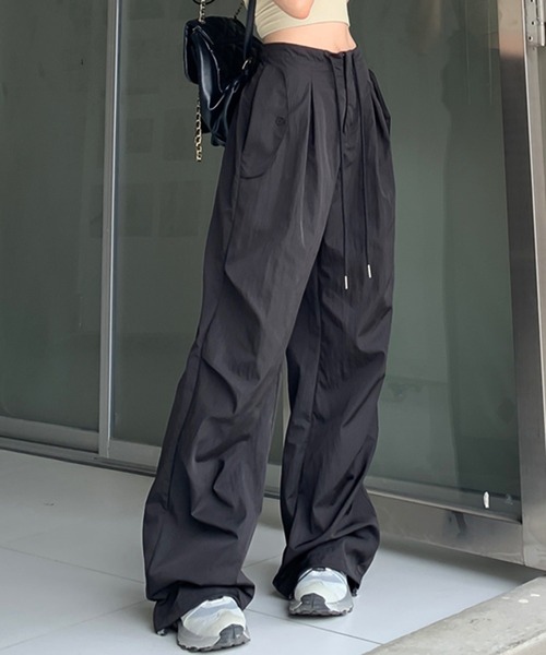 LAFFMO（ラフモ）の「ナイロンカーゴワイドパンツ（その他パンツ・レディース・ブラック/ダークグレー・F）」の4枚目の写真