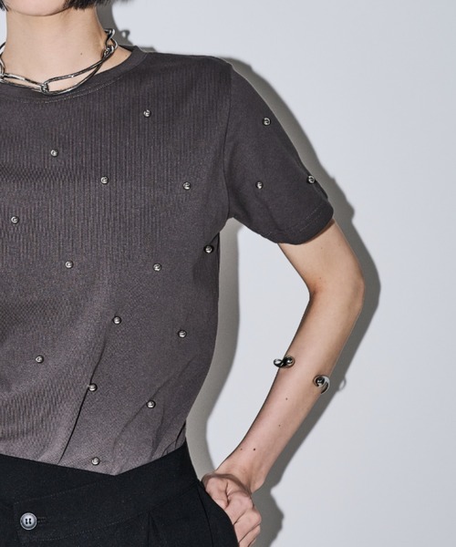 AIC.（エーアイシー）の「パール/スタッズ付きTシャツ（Tシャツ/カットソー・レディース・オフホワイト/チャコールグレー・FREE）」の2枚目の写真
