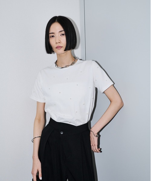 AIC.（エーアイシー）の「パール/スタッズ付きTシャツ（Tシャツ/カットソー・レディース・オフホワイト/チャコールグレー・FREE）」の4枚目の写真