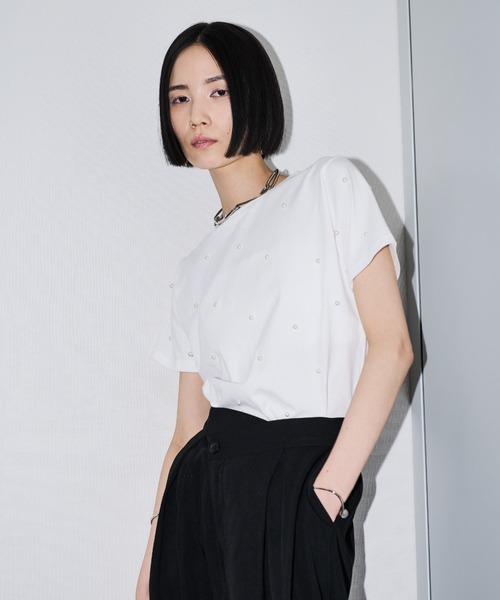 AIC.（エーアイシー）の「パール/スタッズ付きTシャツ（Tシャツ/カットソー・レディース・オフホワイト/チャコールグレー・FREE）」の3枚目の写真