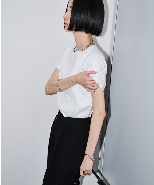 AIC.（エーアイシー）の「パール/スタッズ付きTシャツ（Tシャツ/カットソー・レディース・オフホワイト/チャコールグレー・FREE）」の5枚目の写真
