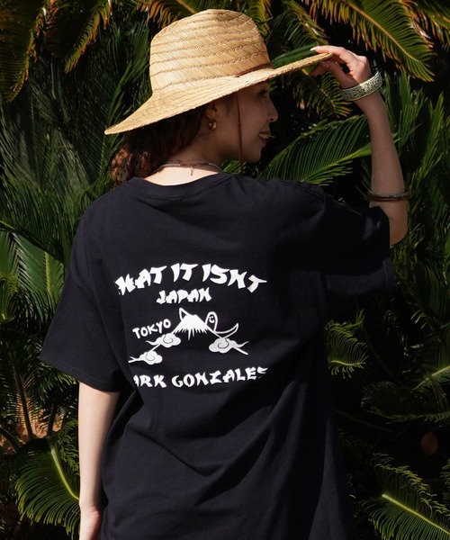 (What it isNt)ART BY MARKGONZALES(ワットイットイズント)の「【ムラサキスポーツ限定】(What it isNt)ART BY MARKGONZALES/ワット イット イズント マークゴンザレス オーバーサイズTシャツ 2H7-14564(Tシャツ/カットソー・レディース・ブラック/ホワイト・M/L/XL)」の2枚目の写真