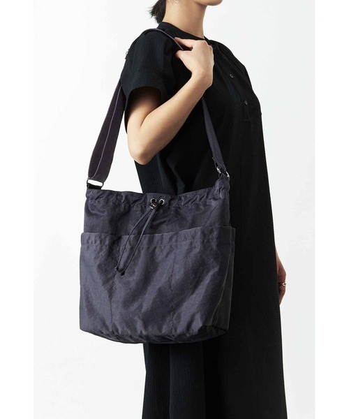 IEDIT（イディット）の「ＩＥＤＩＴ　ふんわり軽くからだに沿って持ちやすい　撥水ドロストショルダーバッグ〈グレー〉（ショルダーバッグ・レディース・チャコールグレー・ONE SIZE）」の2枚目の写真