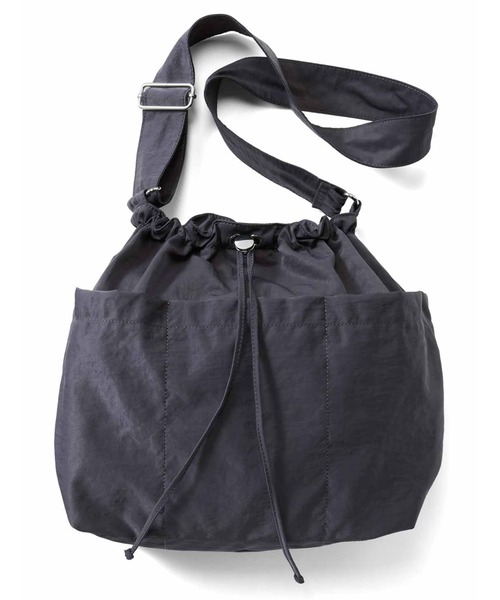 IEDIT（イディット）の「ＩＥＤＩＴ　ふんわり軽くからだに沿って持ちやすい　撥水ドロストショルダーバッグ〈グレー〉（ショルダーバッグ・レディース・チャコールグレー・ONE SIZE）」の3枚目の写真