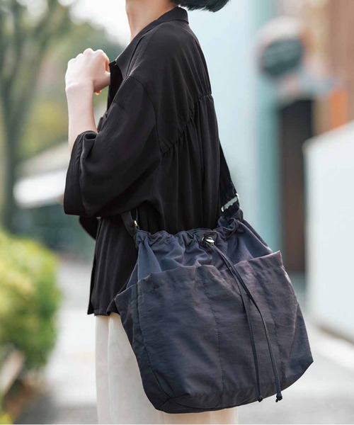 IEDIT（イディット）の「ＩＥＤＩＴ　ふんわり軽くからだに沿って持ちやすい　撥水ドロストショルダーバッグ〈グレー〉（ショルダーバッグ・レディース・チャコールグレー・ONE SIZE）」の7枚目の写真