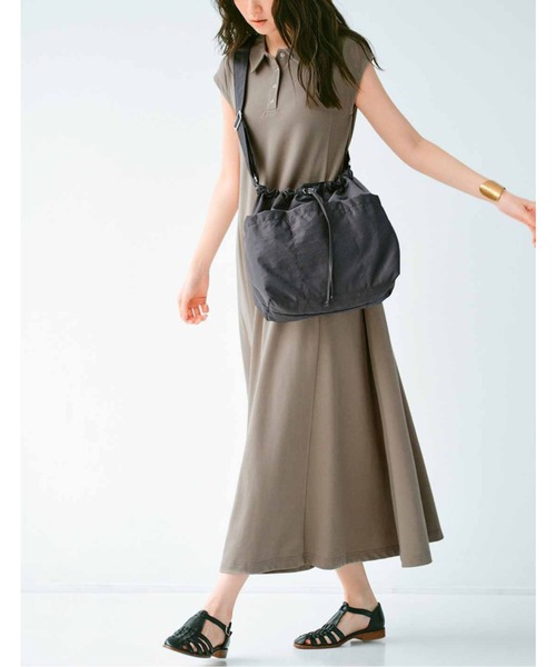 IEDIT（イディット）の「ＩＥＤＩＴ　ふんわり軽くからだに沿って持ちやすい　撥水ドロストショルダーバッグ〈グレー〉（ショルダーバッグ・レディース・チャコールグレー・ONE SIZE）」の6枚目の写真