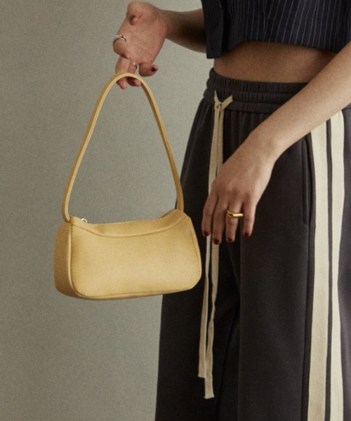 MERLOT（メルロー）の「フェイクレザーミニショルダーバッグ / 350mlペットボトル収納可能（ショルダーバッグ・レディース・ブラック/イエロー・FREE）」の8枚目の写真