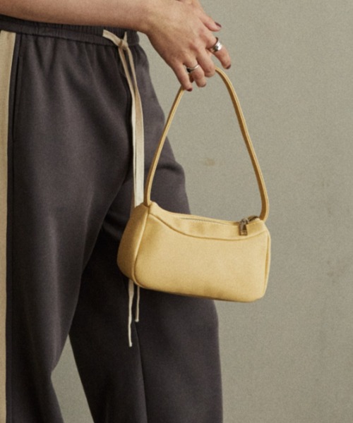 MERLOT（メルロー）の「フェイクレザーミニショルダーバッグ / 350mlペットボトル収納可能（ショルダーバッグ・レディース・ブラック/イエロー・FREE）」の10枚目の写真