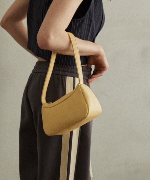 MERLOT（メルロー）の「フェイクレザーミニショルダーバッグ / 350mlペットボトル収納可能（ショルダーバッグ・レディース・ブラック/イエロー・FREE）」の11枚目の写真