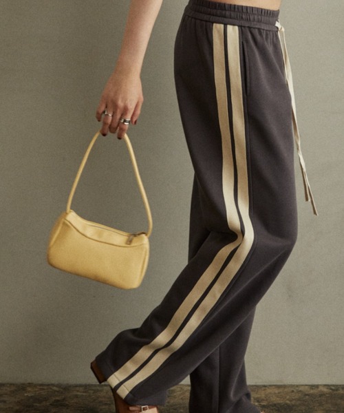 MERLOT（メルロー）の「フェイクレザーミニショルダーバッグ / 350mlペットボトル収納可能（ショルダーバッグ・レディース・ブラック/イエロー・FREE）」の13枚目の写真