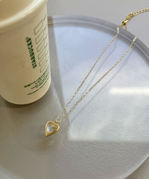 fredy emue（フレディエミュ）の「クリアハートトップネックレス（ネックレス・レディース・ブルー/ゴールド/グリーン/ピンク・FREE）」の5枚目の写真