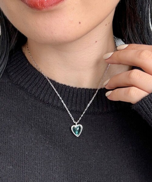 fredy emue（フレディエミュ）の「クリアハートトップネックレス（ネックレス・レディース・ブルー/ゴールド/グリーン/ピンク・FREE）」の8枚目の写真