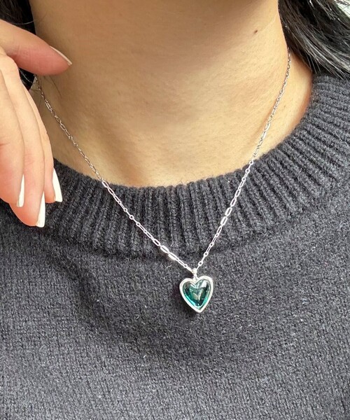 fredy emue（フレディエミュ）の「クリアハートトップネックレス（ネックレス・レディース・ブルー/ゴールド/グリーン/ピンク・FREE）」の9枚目の写真