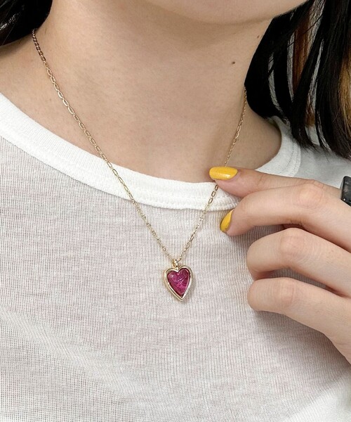 fredy emue（フレディエミュ）の「クリアハートトップネックレス（ネックレス・レディース・ブルー/ゴールド/グリーン/ピンク・FREE）」の13枚目の写真