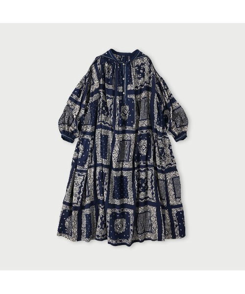 45R（フォーティファイブアール）の「バンダナミックスプリントのスモックドレス（ドレス・レディース・ブラウン/ネイビー・FREE）」の2枚目の写真
