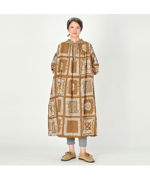 45R（フォーティファイブアール）の「バンダナミックスプリントのスモックドレス（ドレス・レディース・ブラウン/ネイビー・FREE）」の4枚目の写真