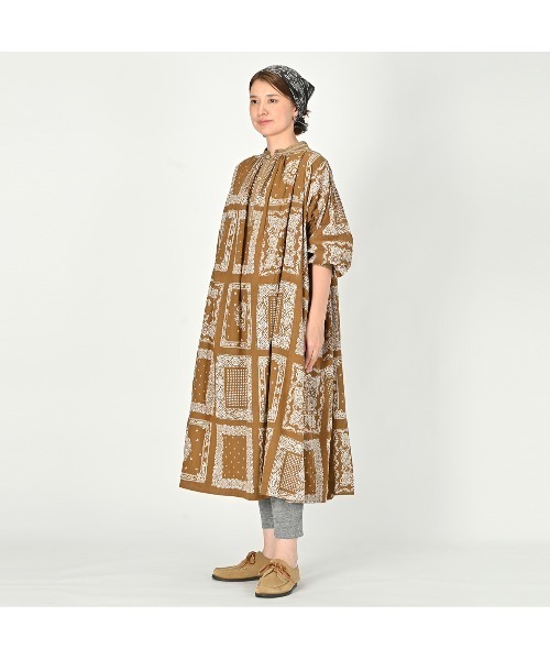 45R（フォーティファイブアール）の「バンダナミックスプリントのスモックドレス（ドレス・レディース・ブラウン/ネイビー・FREE）」の5枚目の写真