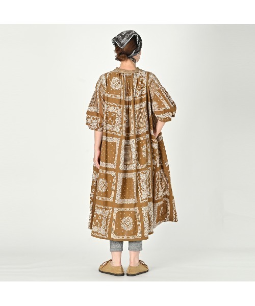 45R（フォーティファイブアール）の「バンダナミックスプリントのスモックドレス（ドレス・レディース・ブラウン/ネイビー・FREE）」の6枚目の写真