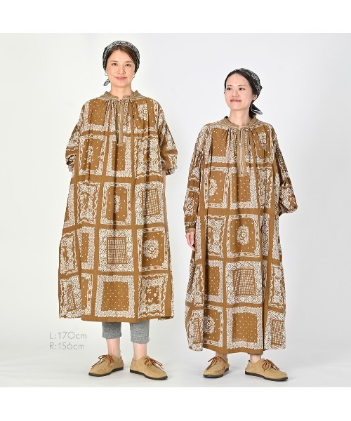 45R（フォーティファイブアール）の「バンダナミックスプリントのスモックドレス（ドレス・レディース・ブラウン/ネイビー・FREE）」の7枚目の写真