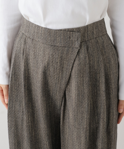 AMOMENTO（アモーメント）の「【AMOMENTO / アモーメント】WOOL TWO TUCK WRAP PANTS　AM24FWW01PT（その他パンツ・レディース・ライトグレー・SMALL）」の6枚目の写真