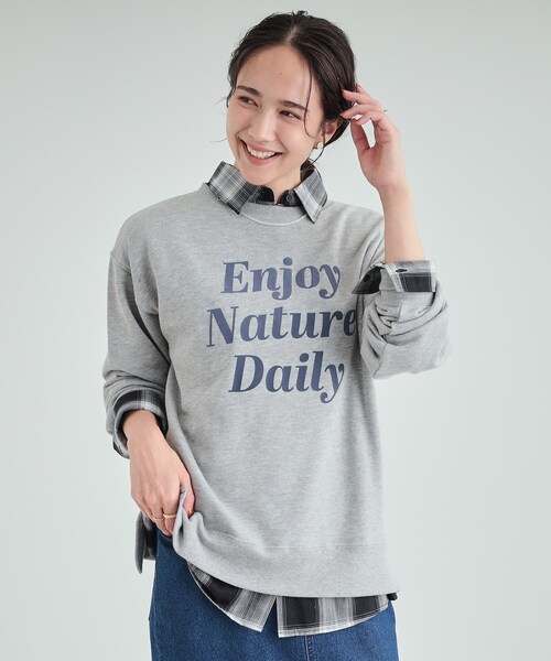 SHOO・LA・RUE（シューラルー）の「【S-LL/洗える】レイヤードも楽しめる プリントスウェット（スウェット・レディース・ダークグレー/ワイン系1/グレー系1/ブラック系2/ホワイト系3/オフホワイト/アイボリー系2/ブラウン系1・03/02/01/04）」の5枚目の写真