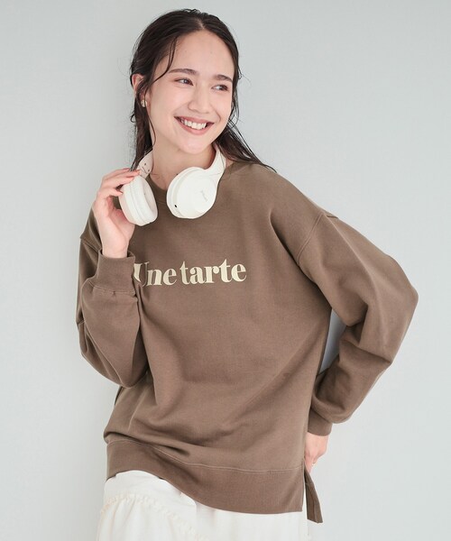 SHOO・LA・RUE（シューラルー）の「【S-LL/洗える】レイヤードも楽しめる プリントスウェット（スウェット・レディース・ダークグレー/ワイン系1/グレー系1/ブラック系2/ホワイト系3/オフホワイト/アイボリー系2/ブラウン系1・03/02/01/04）」の6枚目の写真