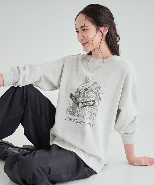 SHOO・LA・RUE（シューラルー）の「【S-LL/洗える】レイヤードも楽しめる プリントスウェット（スウェット・レディース・ダークグレー/ワイン系1/グレー系1/ブラック系2/ホワイト系3/オフホワイト/アイボリー系2/ブラウン系1・03/02/01/04）」の7枚目の写真