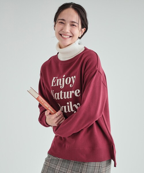 SHOO・LA・RUE（シューラルー）の「【S-LL/洗える】レイヤードも楽しめる プリントスウェット（スウェット・レディース・ダークグレー/ワイン系1/グレー系1/ブラック系2/ホワイト系3/オフホワイト/アイボリー系2/ブラウン系1・03/02/01/04）」の8枚目の写真